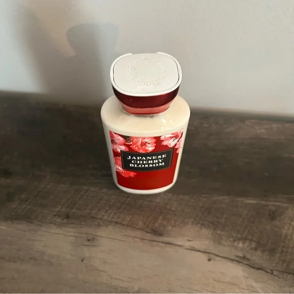 Japanese Cherry Blossom Daily Nourishing Body Lotion 8 fl oz - Picture 2 of 3